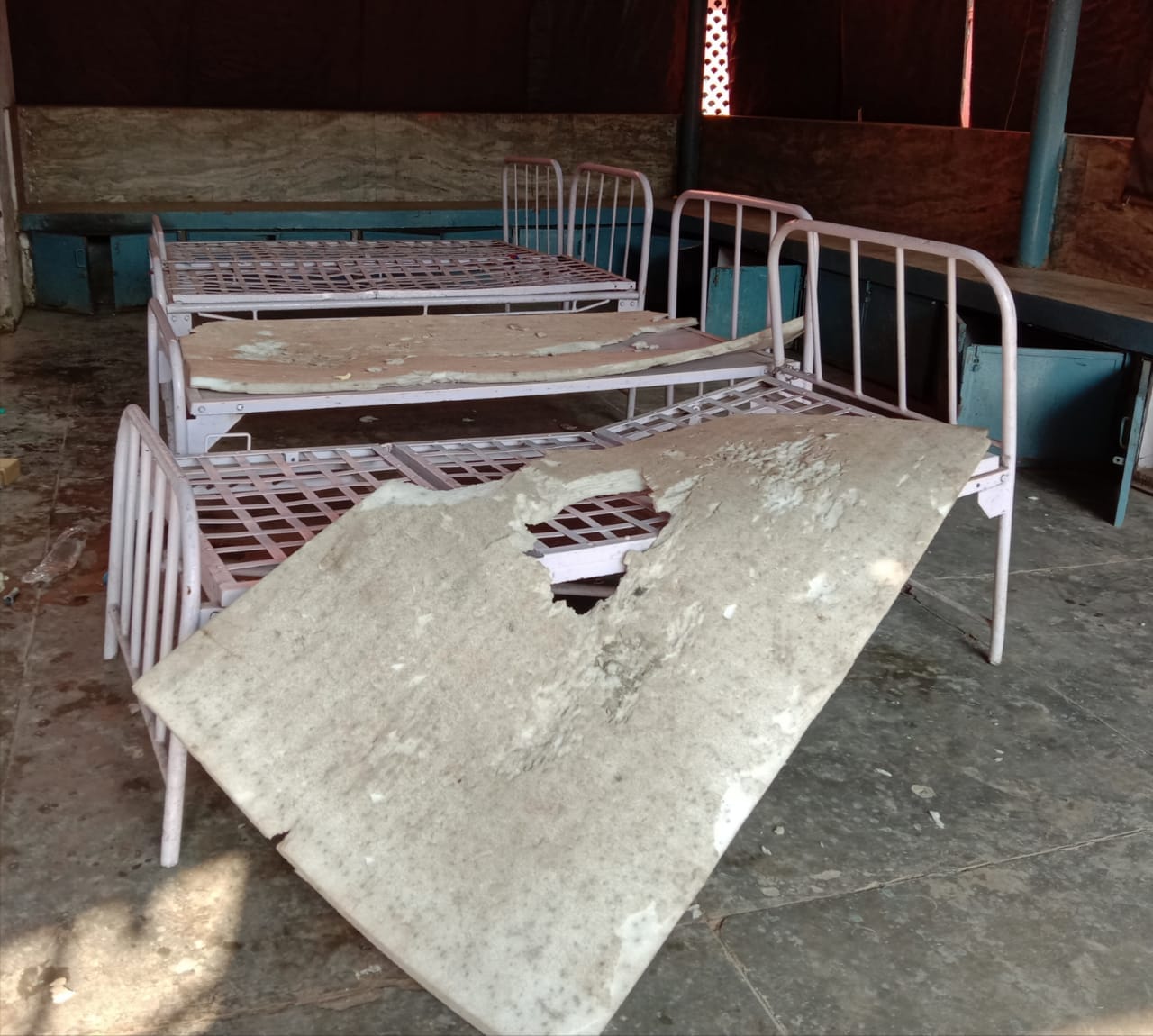अमर उजाला लाइव: जिला अस्पताल में सर्जिकल वार्ड के सामने रैन बसेरे में टूटे पड़े गद्दे