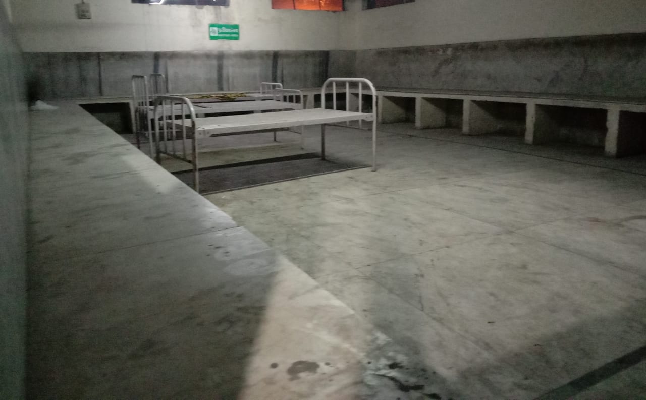 अमर उजाला लाइव: जिला महिला अस्पताल के रैन बेसेरे में बिना गद्दे के डाले गए तीन बैड