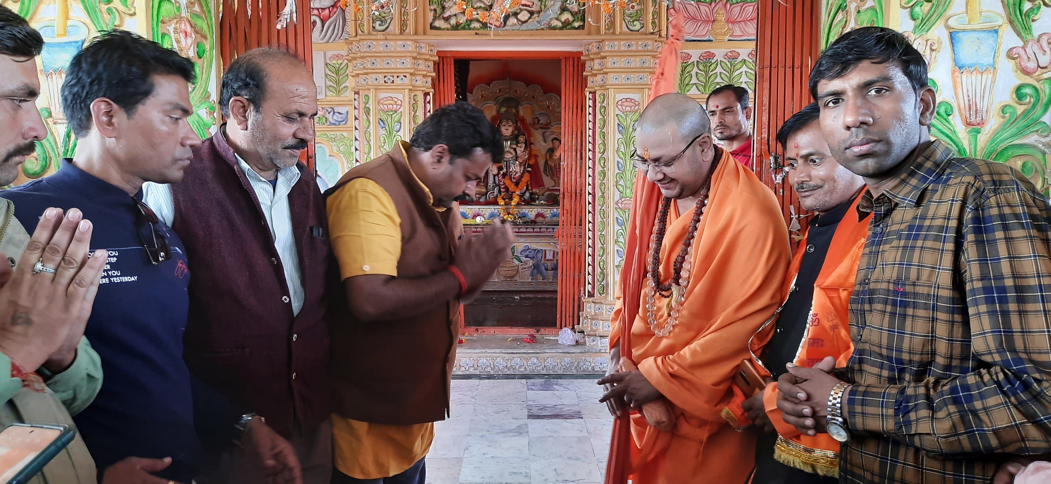 अंजनी माता के दर्शन करते  पीठाधीश्वर शंकराचार्य महाराज