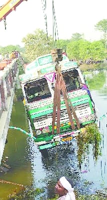 हरदुआ नाले से ट्रक बाहर निकालती क्रेन। हरदुआ नाले से ट्रक बाहर निकालती क्रेन।