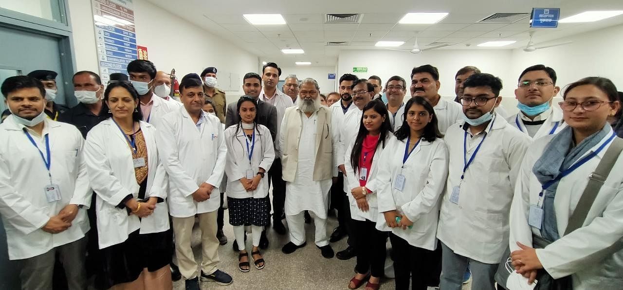 Menteri Dalam Negeri Anil Vij memeriksa Rumah Sakit Kanker di Kanton Ambala. Menteri Dalam Negeri Anil Vij memeriksa Rumah Sakit Kanker di Kanton Ambala.