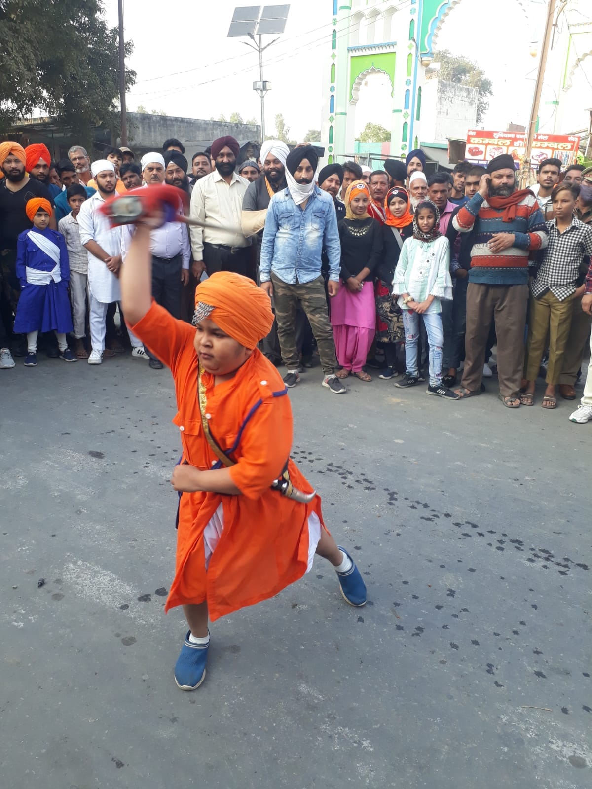 करतब दिखाता सिख बालक करतब दिखाता सिख बालक