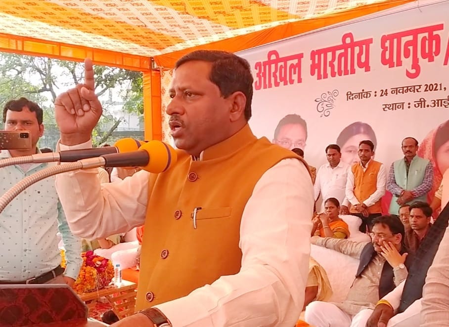 राजकीय इंटर कॉलेज के मैदान में समाज को संबोधित करते सांसद डॉ रामशंकर कठेरिया राजकीय इंटर कॉलेज के मैदान में समाज को संबोधित करते सांसद डॉ रामशंकर कठेरिया