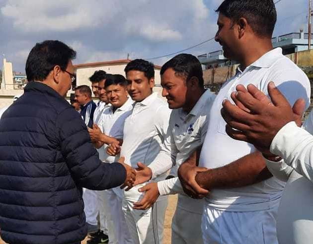चंपावत में खिलाड़ियों से परिचय प्राप्त करते मुख्य अतिथि सी-हॉक के चेयरमैन नरेंद्र सिंह लडवाल। फ?