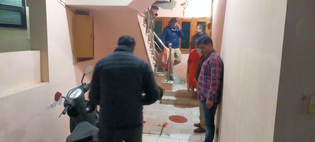 घटनास्थल पर बिखरा खून व जांच करते पुलिस कर्मचारी। घटनास्थल पर बिखरा खून व जांच करते पुलिस कर्मचारी।