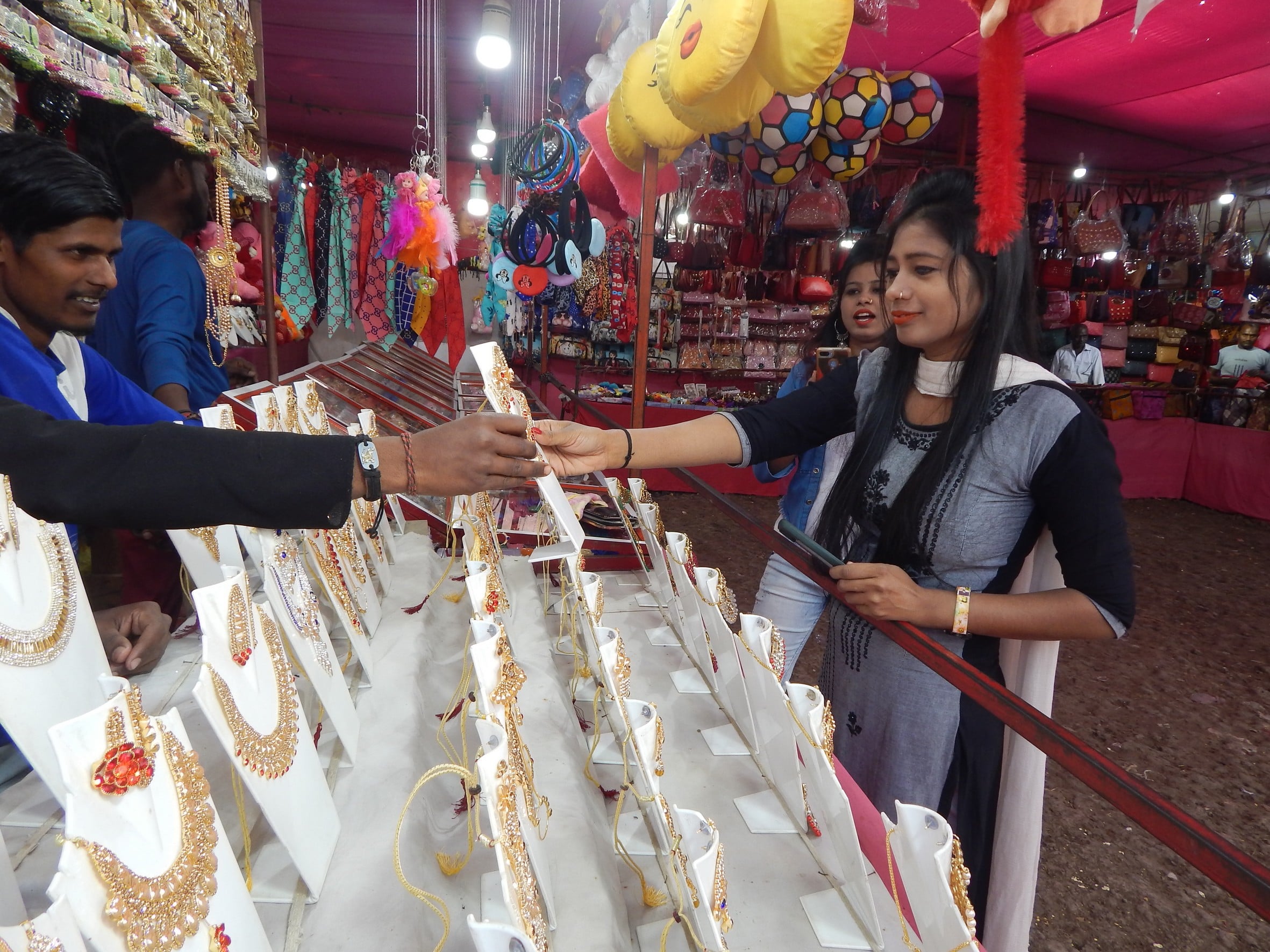 ददरी मेला के मीना बाजार में श्रृंगार के सामानों की खरीदारी करती युवतिया। ददरी मेला के मीना बाजार में श्रृंगार के सामानों की खरीदारी करती युवतिया।