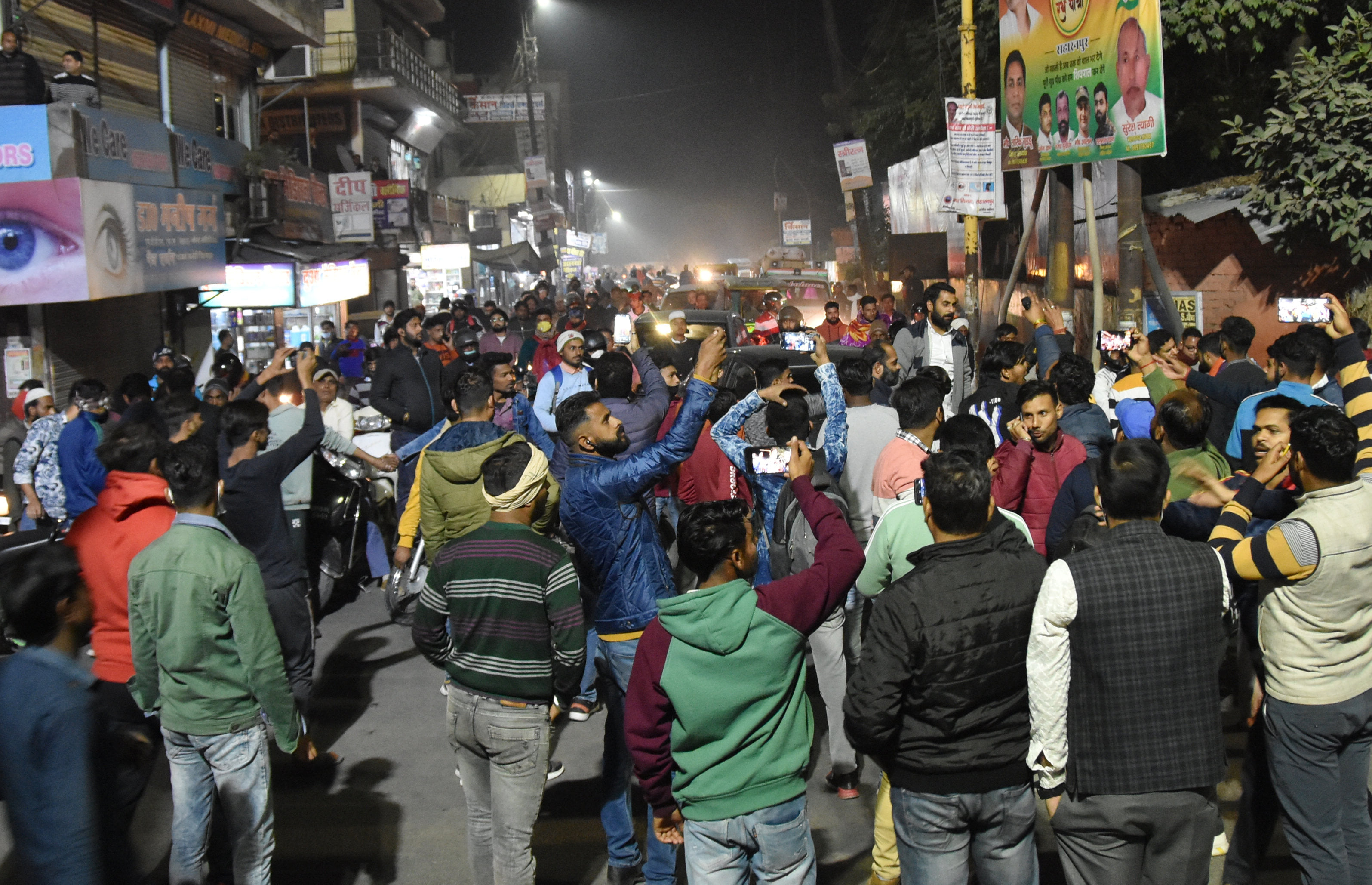 महिला चिकित्सालय गर्भवती महिला की पिटाई के विरोध में जिला अस्पताल चौक पर जाम लगाते बजरंग दल के का महिला चिकित्सालय गर्भवती महिला की पिटाई के विरोध में जिला अस्पताल चौक पर जाम लगाते बजरंग दल के का