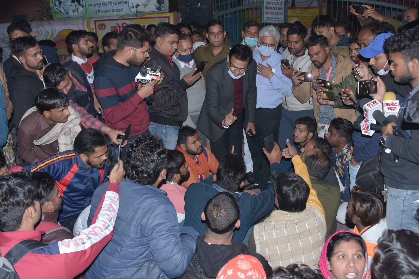 महिला चिकित्सालय गर्भवती महिला की पिटाई के विरोध महिला चिकित्सालय गेट पर हंगामा करते बजरंग दल क? महिला चिकित्सालय गर्भवती महिला की पिटाई के विरोध महिला चिकित्सालय गेट पर हंगामा करते बजरंग दल क?