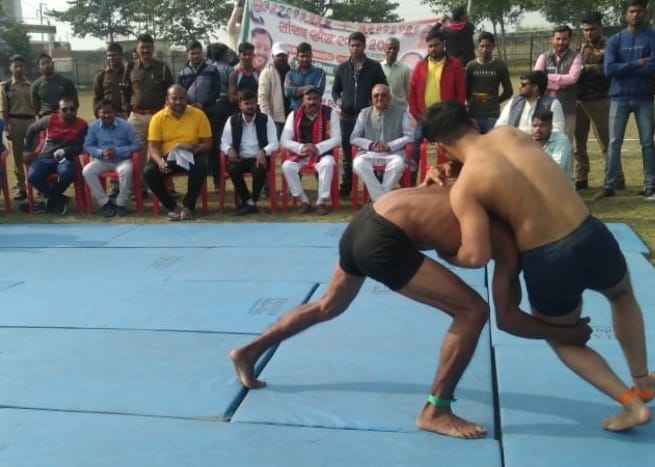सांसद खेल स्पर्धा के तहत कुश्ती लड़ते खिलाड़ी सांसद खेल स्पर्धा के तहत कुश्ती लड़ते खिलाड़ी