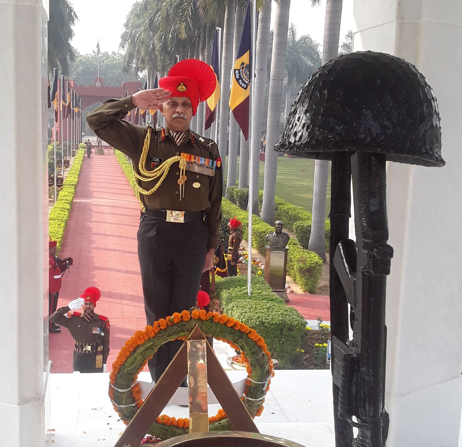 फतेहगढ़ स्थित राजपूत रेजिमेंट सेंटर के करियप्पा मैदान में शहीद स्थल पर सलामी देते लेफ्टिनेंट जन फतेहगढ़ स्थित राजपूत रेजिमेंट सेंटर के करियप्पा मैदान में शहीद स्थल पर सलामी देते लेफ्टिनेंट जन