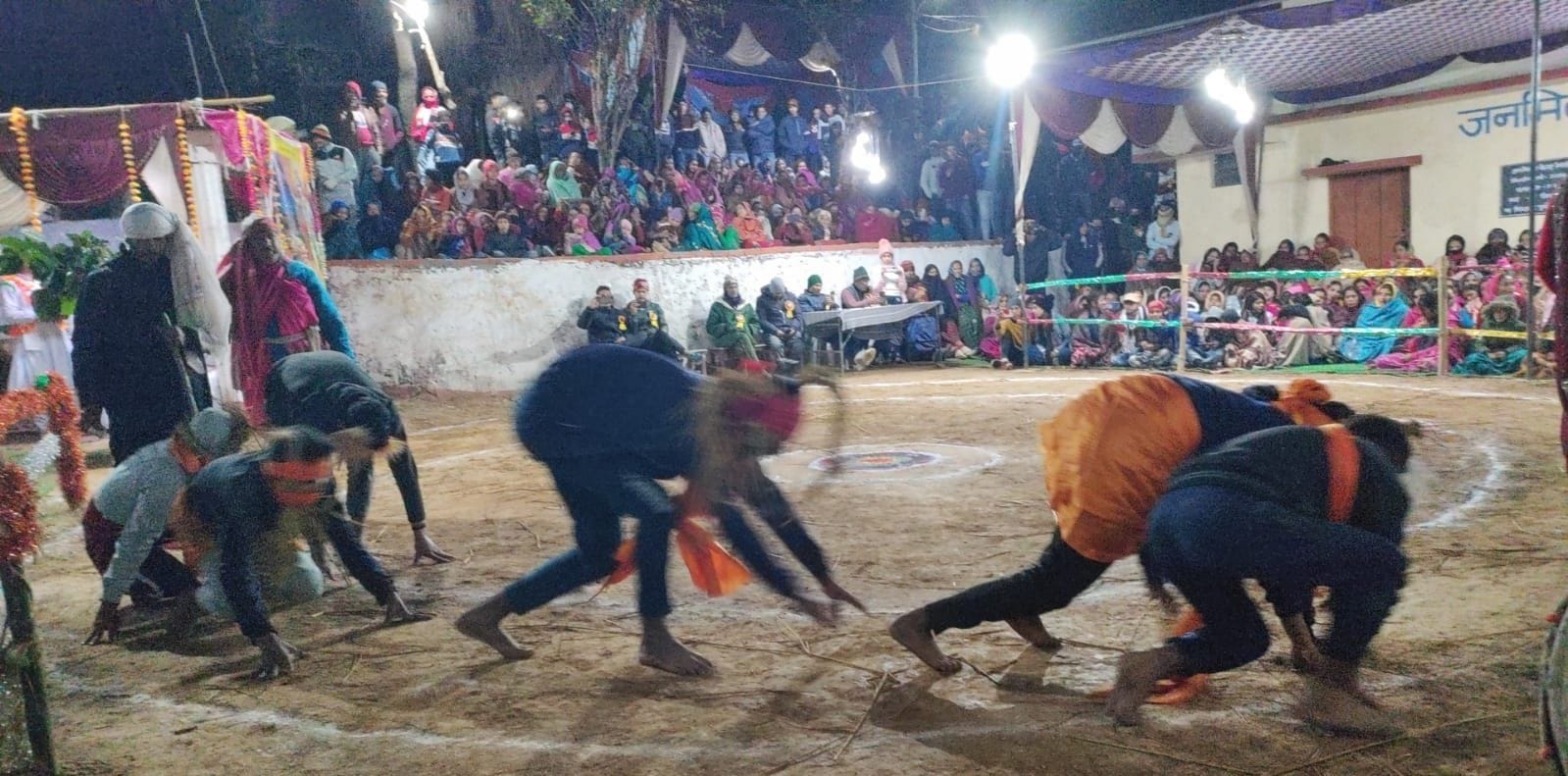 चौखुटिया के रेवाड़ी में रमोला स्वांग का प्रदर्शन करते कलाकार। चौखुटिया के रेवाड़ी में रमोला स्वांग का प्रदर्शन करते कलाकार।