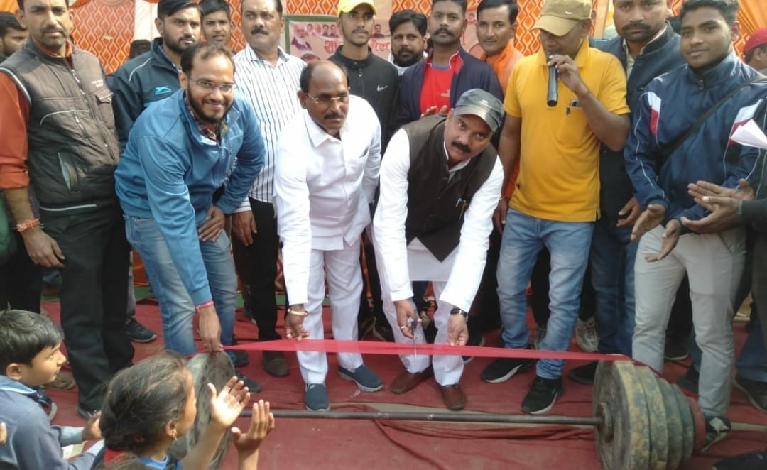 फीता काटकर खेल स्पर्धा का उद्घाटन करते सांसद अरुण कुमार सागर व तिलहर विधायक रोशन लाल वर्मा फीता काटकर खेल स्पर्धा का उद्घाटन करते सांसद अरुण कुमार सागर व तिलहर विधायक रोशन लाल वर्मा