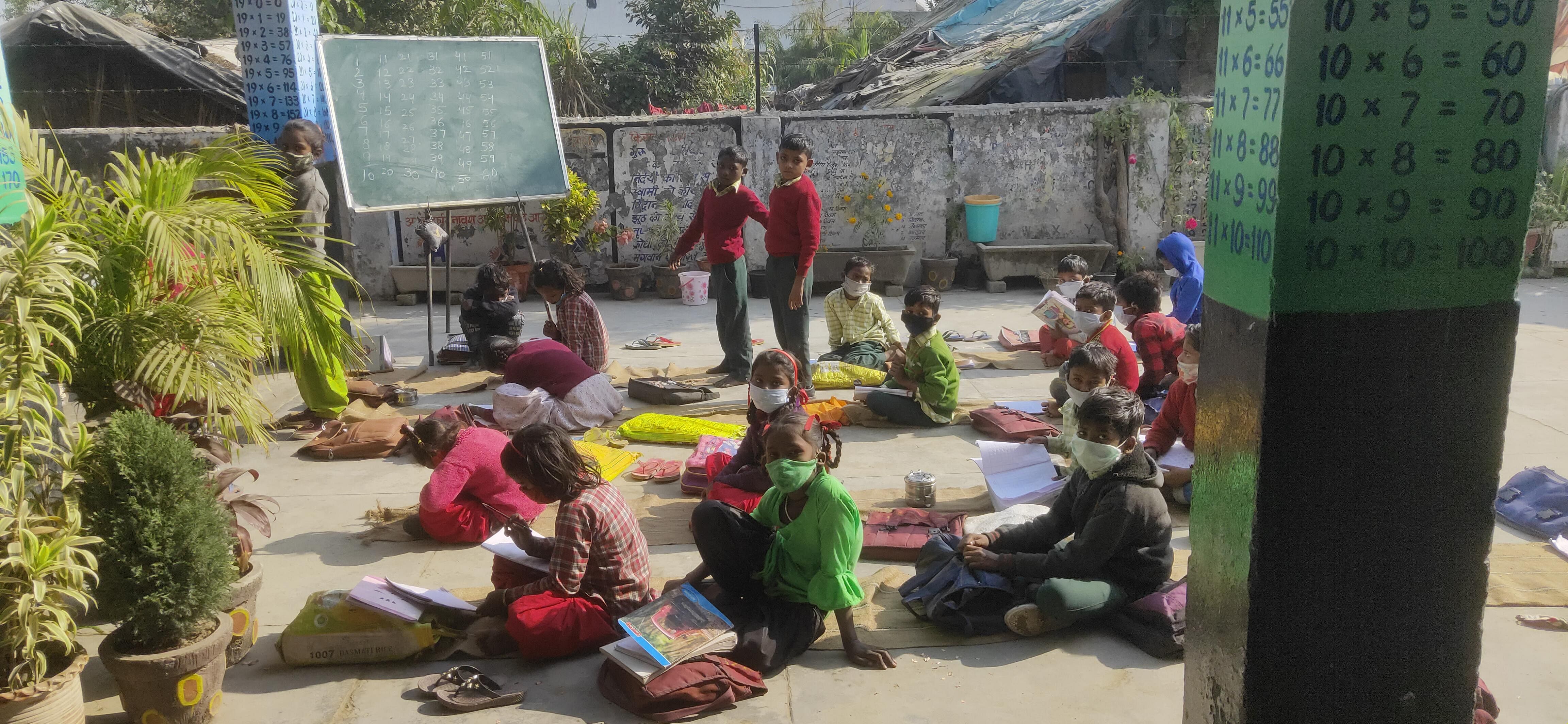Anak-anak migran yang belajar di Sekolah Dasar Lalsing. -Dialog Anak-anak migran yang belajar di Sekolah Dasar Lalsing. -Dialog