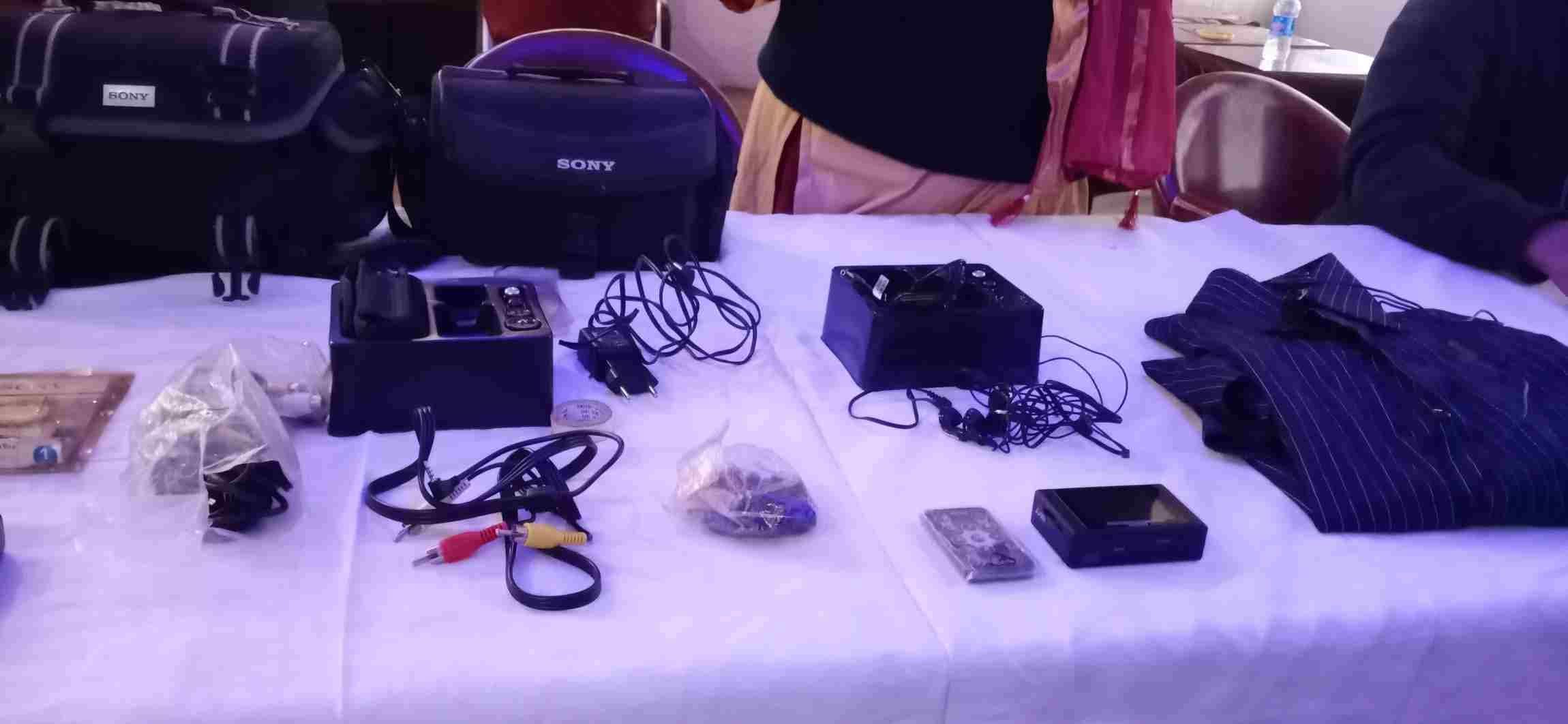 स्टिंग ऑपरेशन में इस्तेमाल किए गए उपकरण। संवाद स्टिंग ऑपरेशन में इस्तेमाल किए गए उपकरण। संवाद