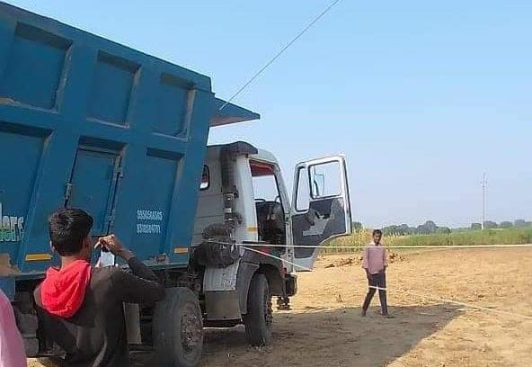 डंपर के ऊपर गिरा हाईटेंशन बिजली का तार। संवाद डंपर के ऊपर गिरा हाईटेंशन बिजली का तार। संवाद