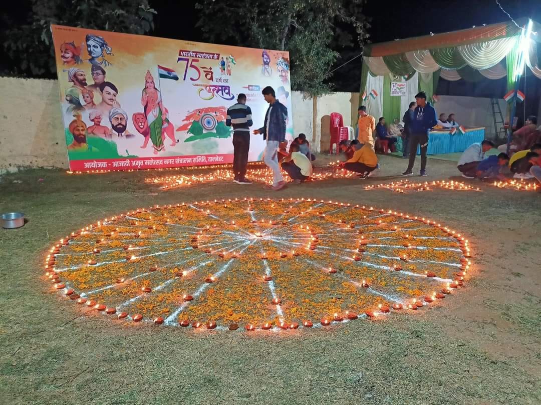 कैप्सन-  1,2-दीपों से रोशन मैदान 3- छात्र को पुरूस्कार देते अतिथि 4 - शहीद की समाधि स्थल पर पुष्प अर्पित 