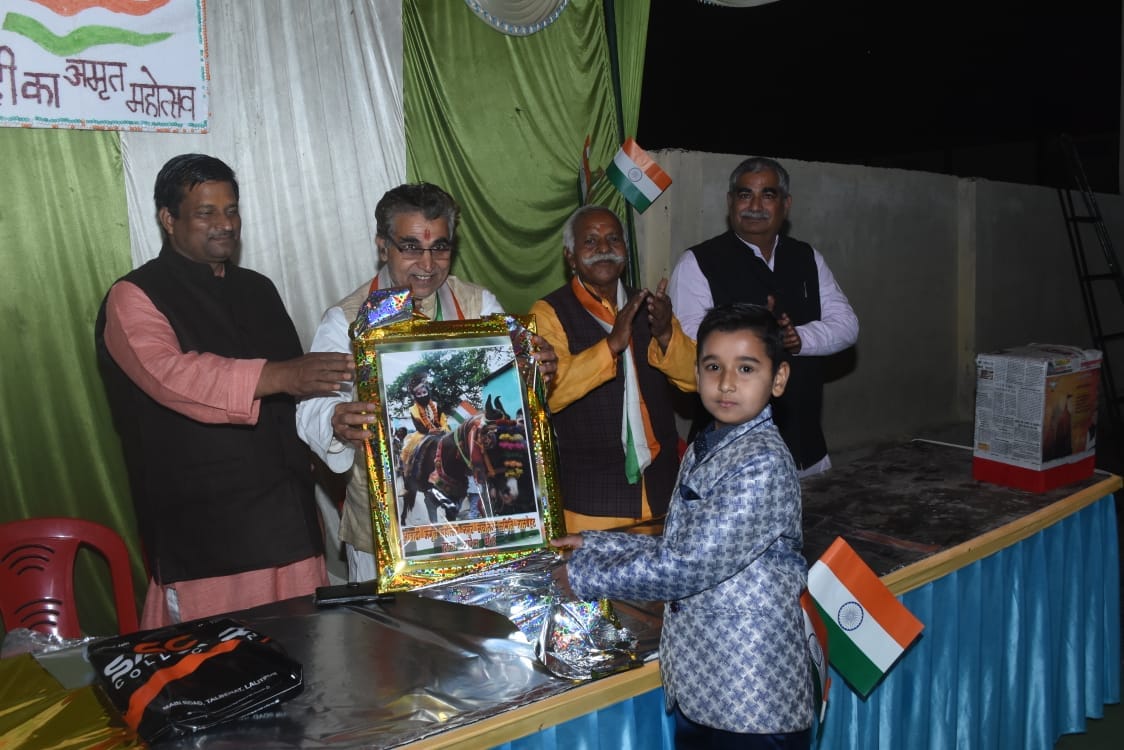 कैप्सन-  1,2-दीपों से रोशन मैदान 3- छात्र को पुरूस्कार देते अतिथि 4 - शहीद की समाधि स्थल पर पुष्प अर्पित 