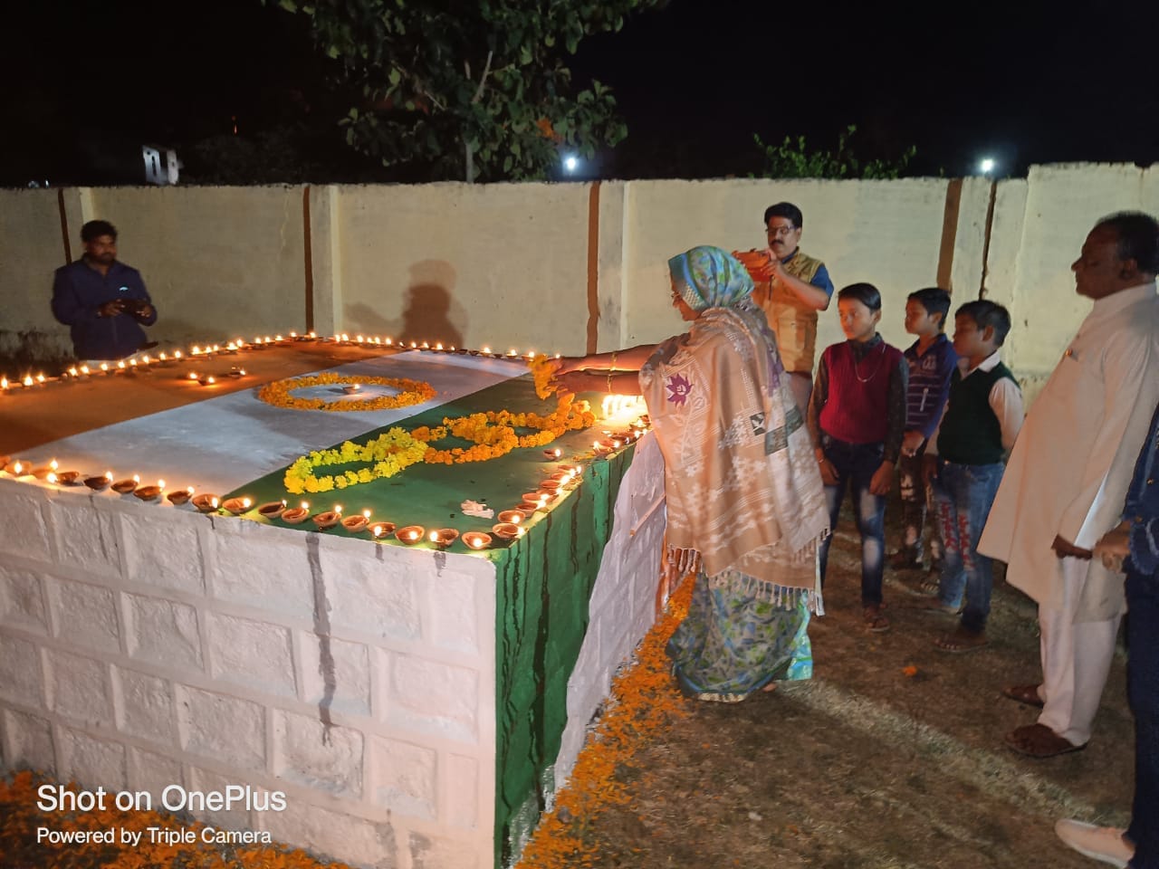 कैप्सन-  1,2-दीपों से रोशन मैदान 3- छात्र को पुरूस्कार देते अतिथि 4 - शहीद की समाधि स्थल पर पुष्प अर्पित 