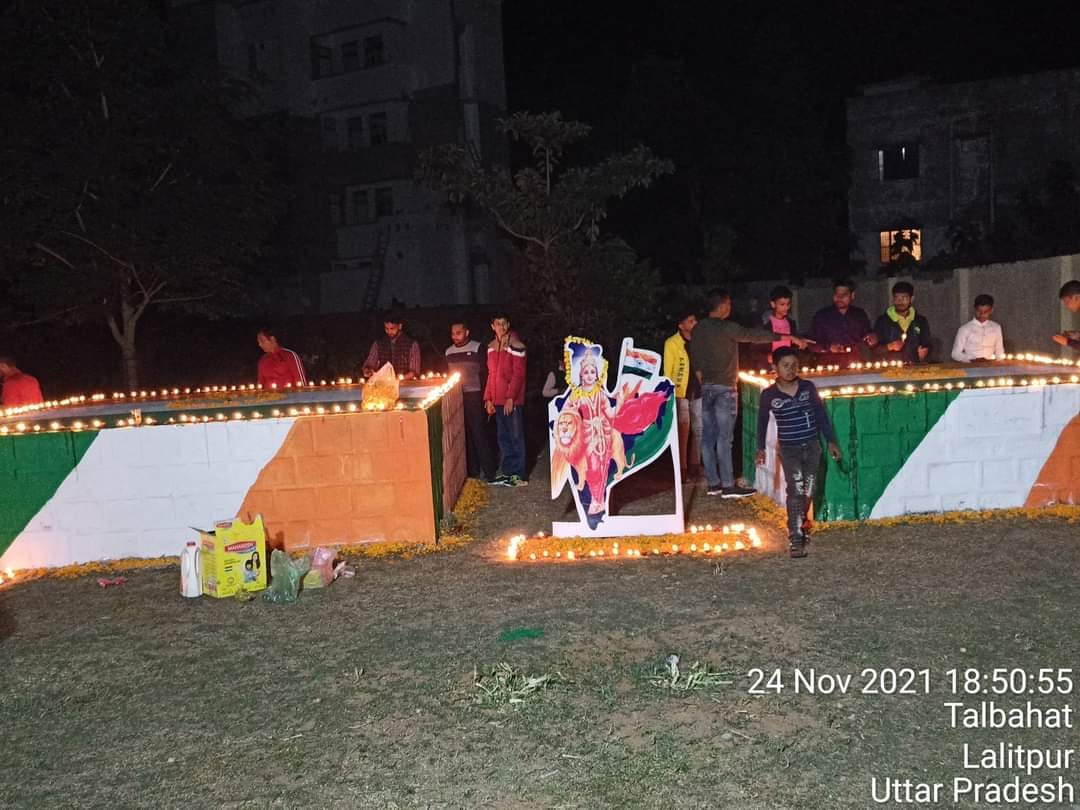 कैप्सन-  1,2-दीपों से रोशन मैदान 3- छात्र को पुरूस्कार देते अतिथि 4 - शहीद की समाधि स्थल पर पुष्प अर्पित 