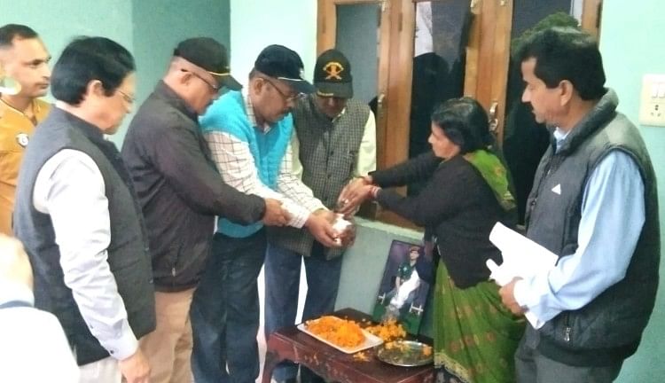 Untuk peringatan martir, tanah dikumpulkan di guci dari halaman para martir Martir – Tanah yang dikumpulkan di Kalash dari Halaman Para Martir untuk Peringatan Martir