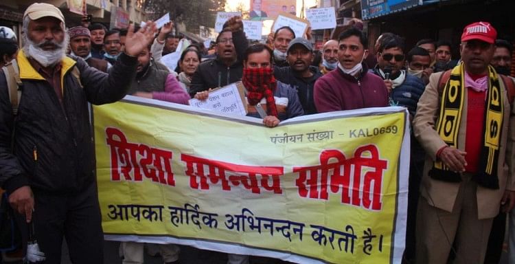 Uttrakhand Karmic Ekta Manch melakukan reli Protes Untuk Pensiun Lama