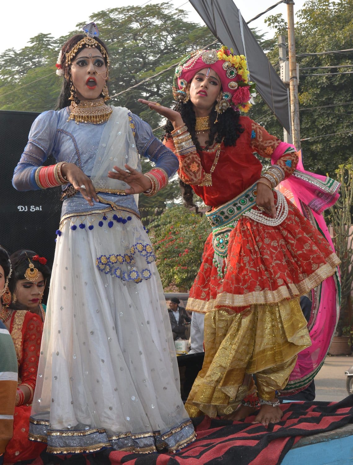 मुजफ्फरनगर में भैरव अष्टमी पर निकाली गई शोभायात्रा में प्रस्तुति देते कलाकार।