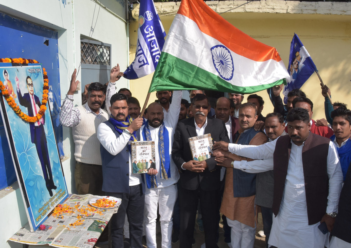 छात्रावास से संविधान दिवस दिसव पर यात्रा का शुभारंभ करते आजाद समाज पार्टी के पदाधिकारी