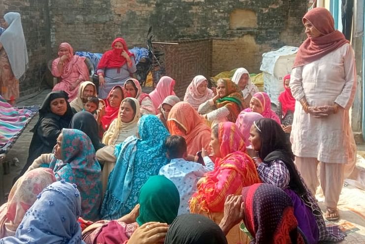 Kerabat berduka atas kematian dua pemuda dalam kecelakaan lalu lintas di desa Garhwawala, Afzalgarh. Kerabat berduka atas kematian dua pemuda dalam kecelakaan lalu lintas di desa Garhwawala, Afzalgarh.