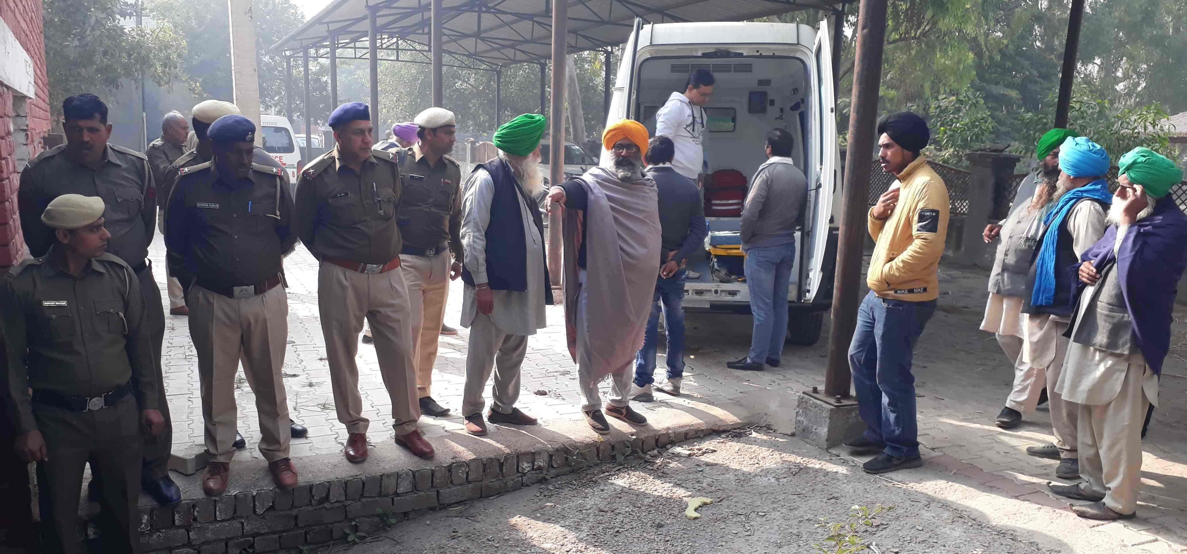 गोहाना के नागरिक अस्पताल में शव लेने पहुंचे परिजन व साथी किसान, साथ में मौजूद पुलिस टीम।  संवाद