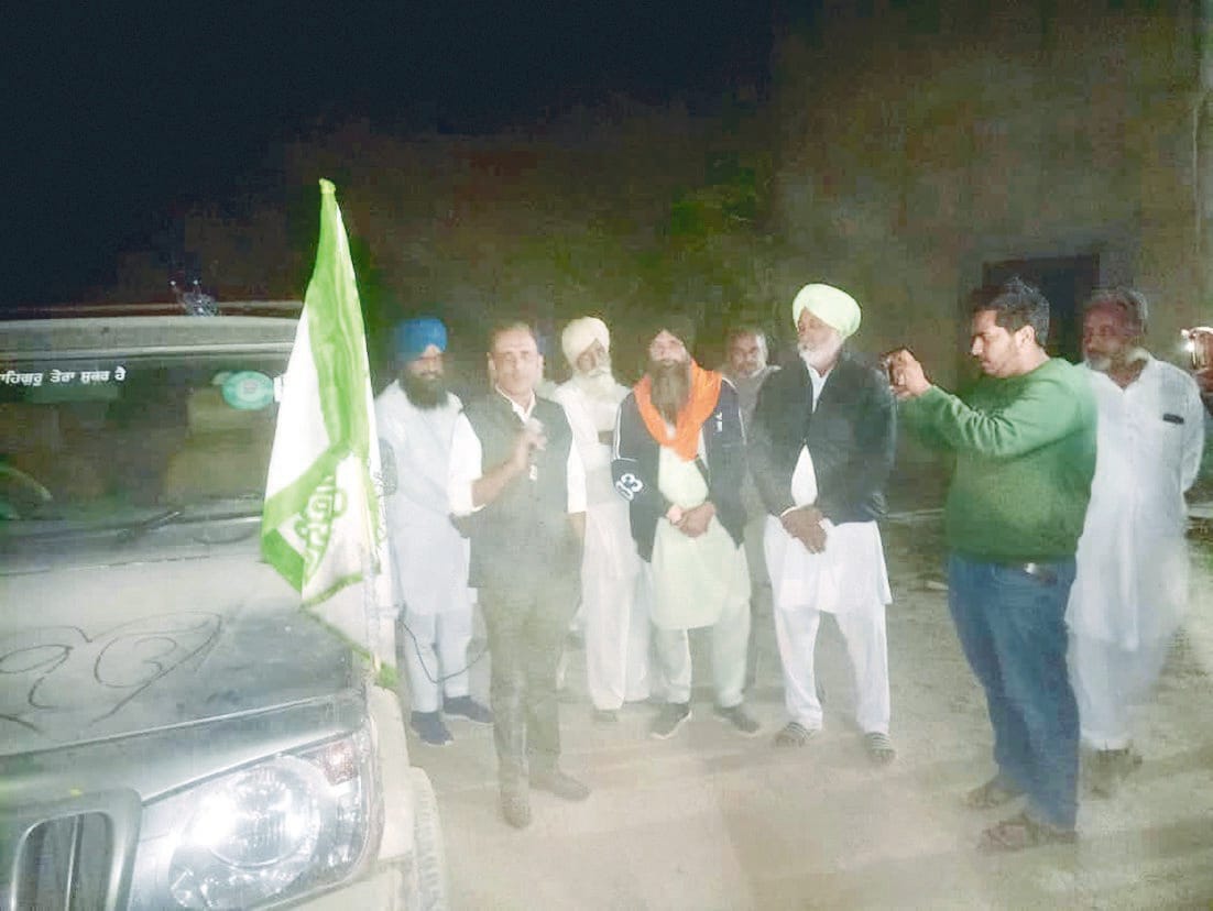किसान से बात करते अधिकारी किसान से बात करते अधिकारी