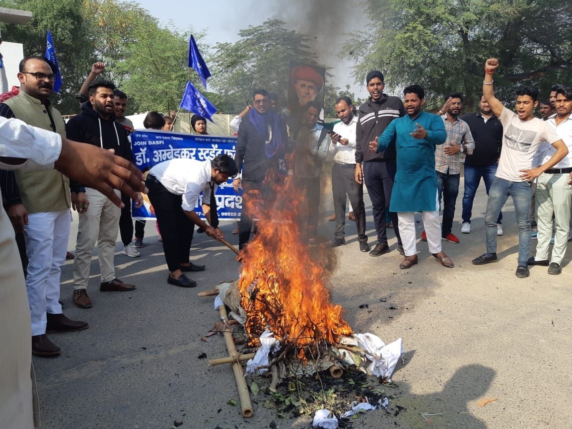 छात्ब संगठन कुलपति का पुतला फूंकते हुए छात्ब संगठन कुलपति का पुतला फूंकते हुए