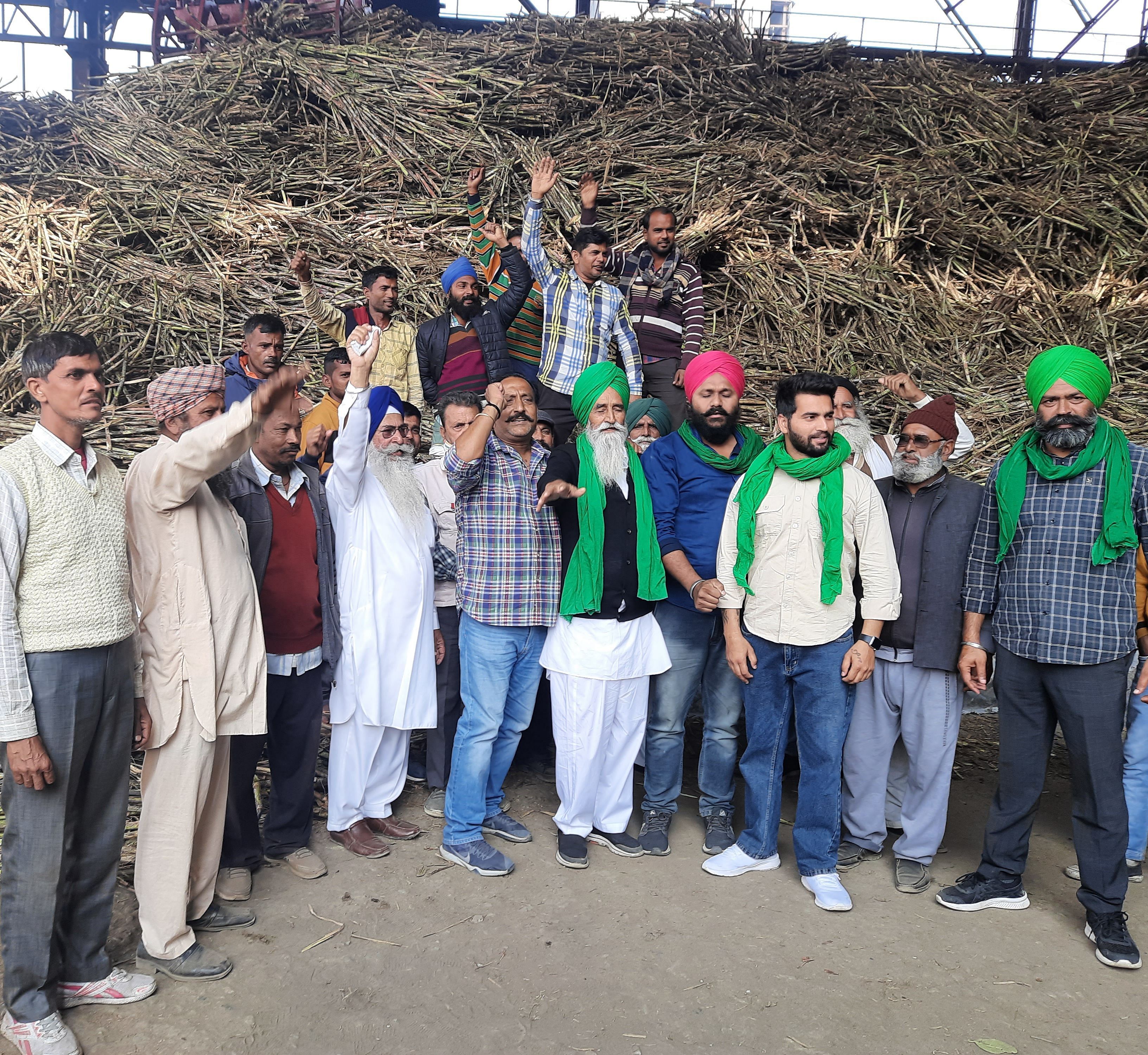 Petani memprotes di Pabrik Gula Bajpur Yard. Petani memprotes di Pabrik Gula Bajpur Yard.