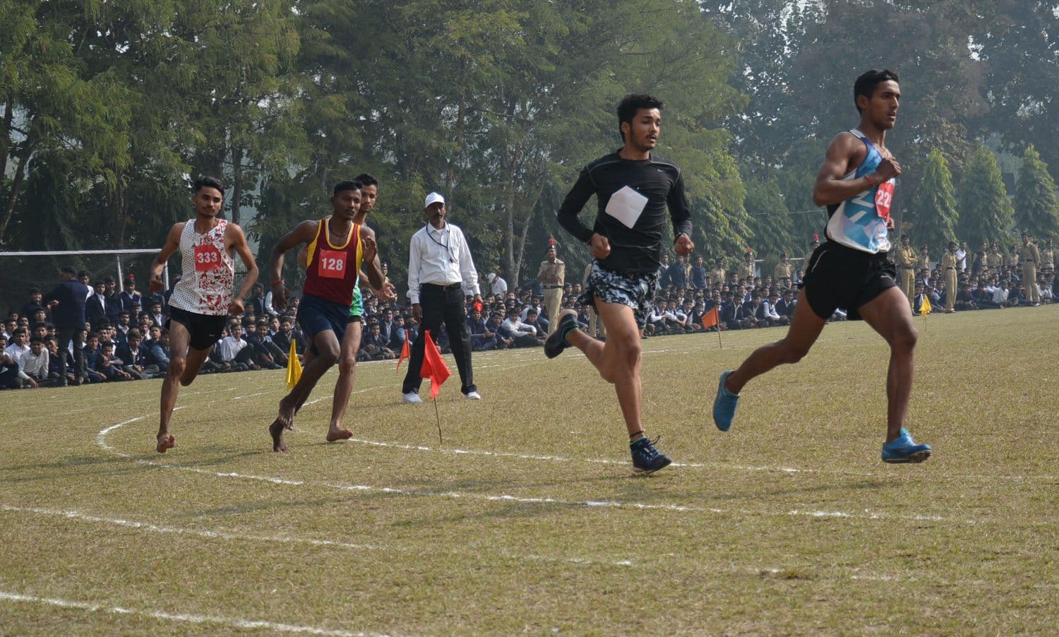 क्षेत्रीय एथलेटिक्स प्रतियोगिता में 1600 मीटर दौड में प्रतिभाग करते छात्र। क्षेत्रीय एथलेटिक्स प्रतियोगिता में 1600 मीटर दौड में प्रतिभाग करते छात्र।