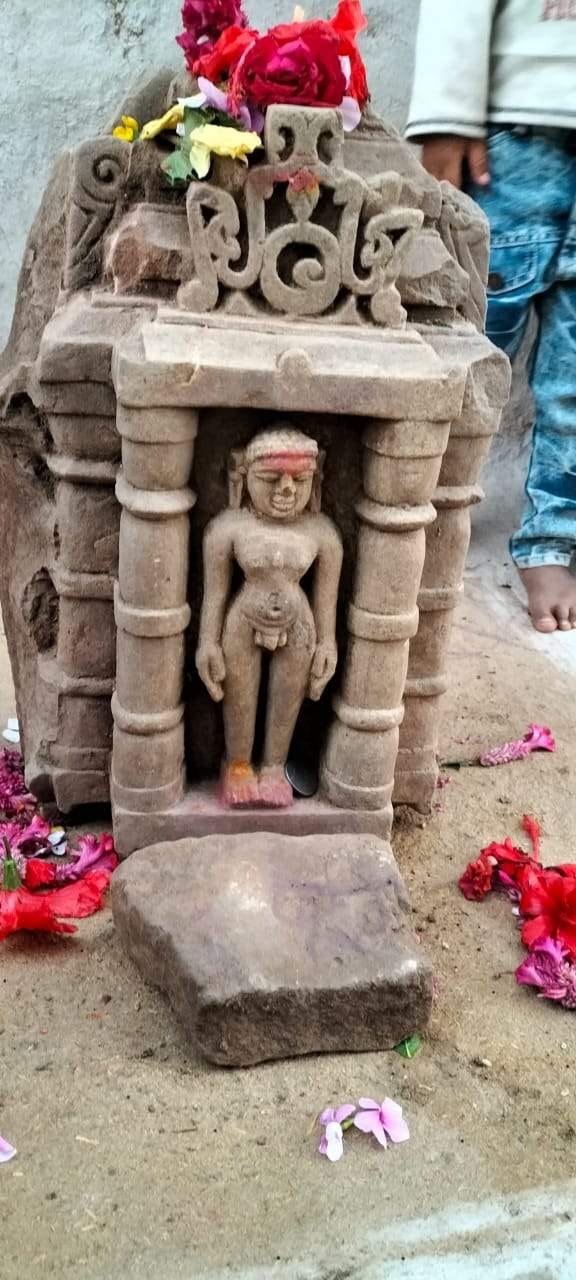 सीसी सड़क की खुदाई में बरामद मूर्ति सीसी सड़क की खुदाई में बरामद मूर्ति