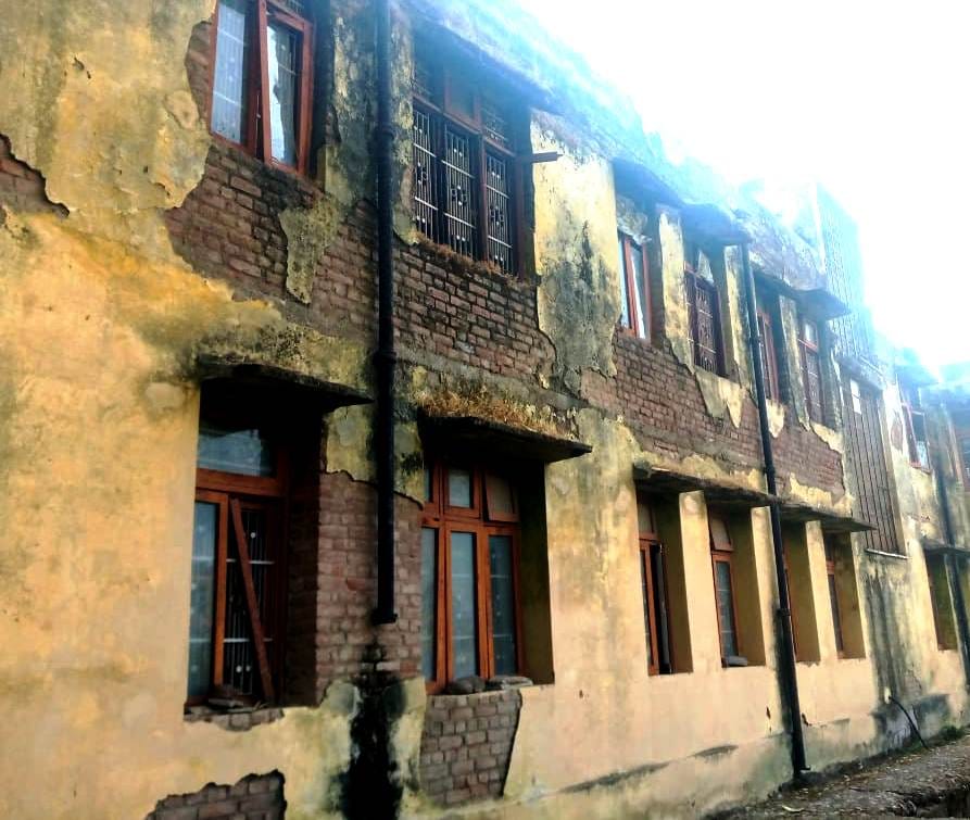 रामनगर में कई वर्षों से बदहाल पड़ा यूथ हास्टल रामनगर में कई वर्षों से बदहाल पड़ा यूथ हास्टल