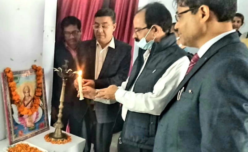 महाराज सिंह डिग्री कॉलेज में भारत निर्वाचन आयोग द्वारा चलाए जा कार्यक्रम का शुभारंभ करते अतिथिग