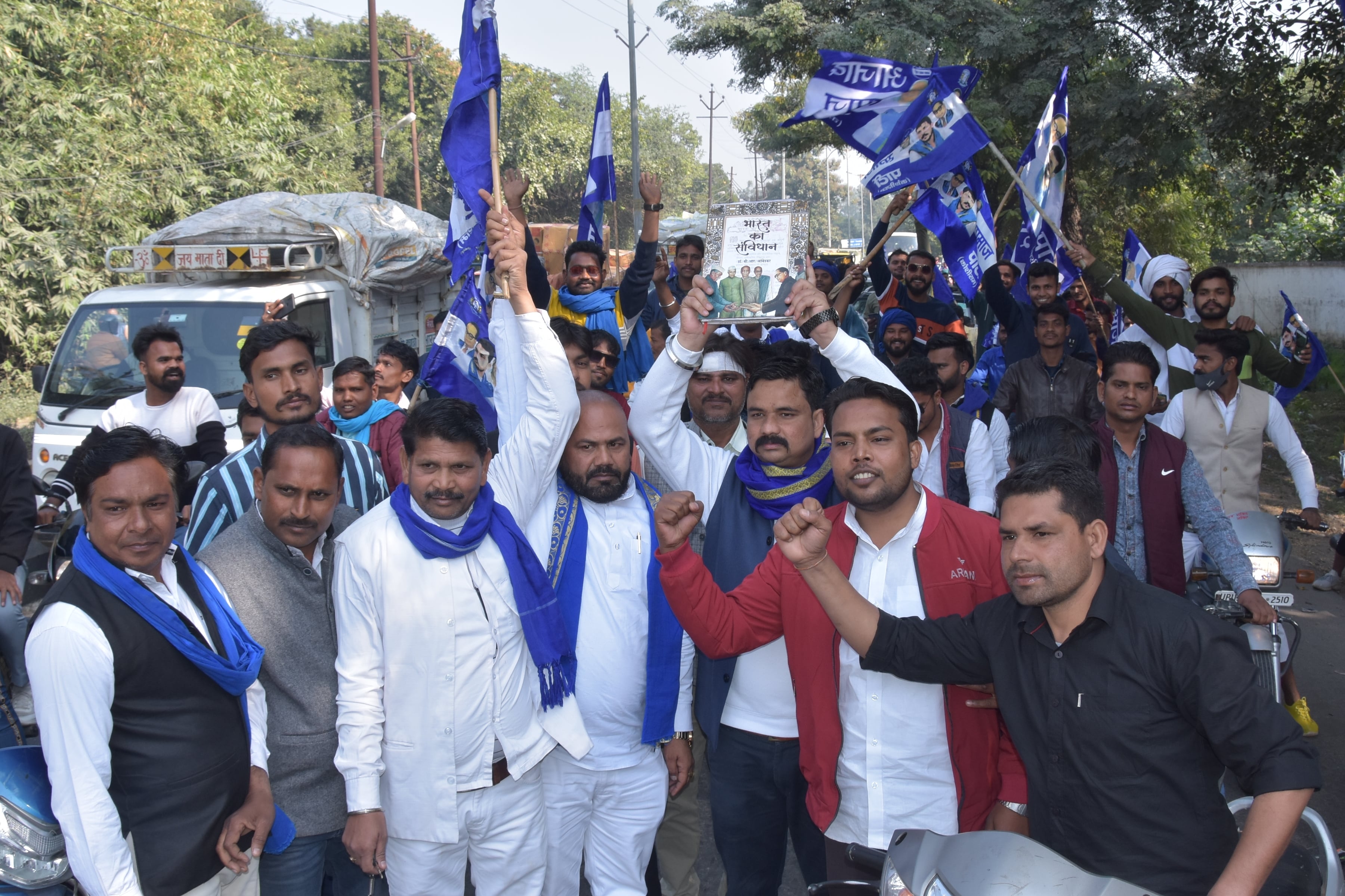 छात्रावास से संविधान दिवस दिसव पर यात्रा निकालते आजाद समाज पार्टी के पदाधिकारी