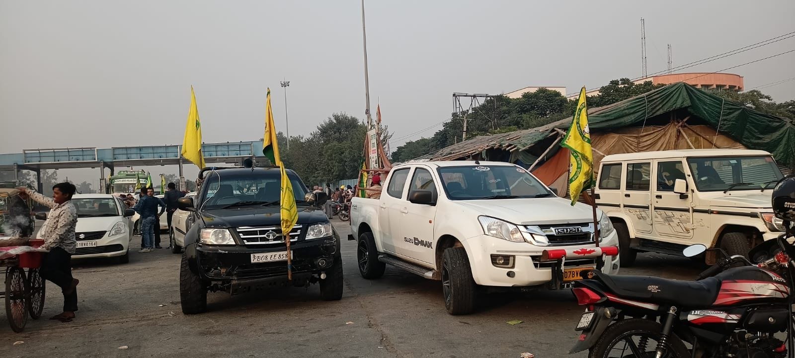 पानीपत। पानीपत टोल टैक्स पर पंजाब की तरफ से पहंची कारे खड़ी हुई, किसान यूनियन का झंडा लगाकर दिल्ल? पानीपत। पानीपत टोल टैक्स पर पंजाब की तरफ से पहंची कारे खड़ी हुई, किसान यूनियन का झंडा लगाकर दिल्ल?