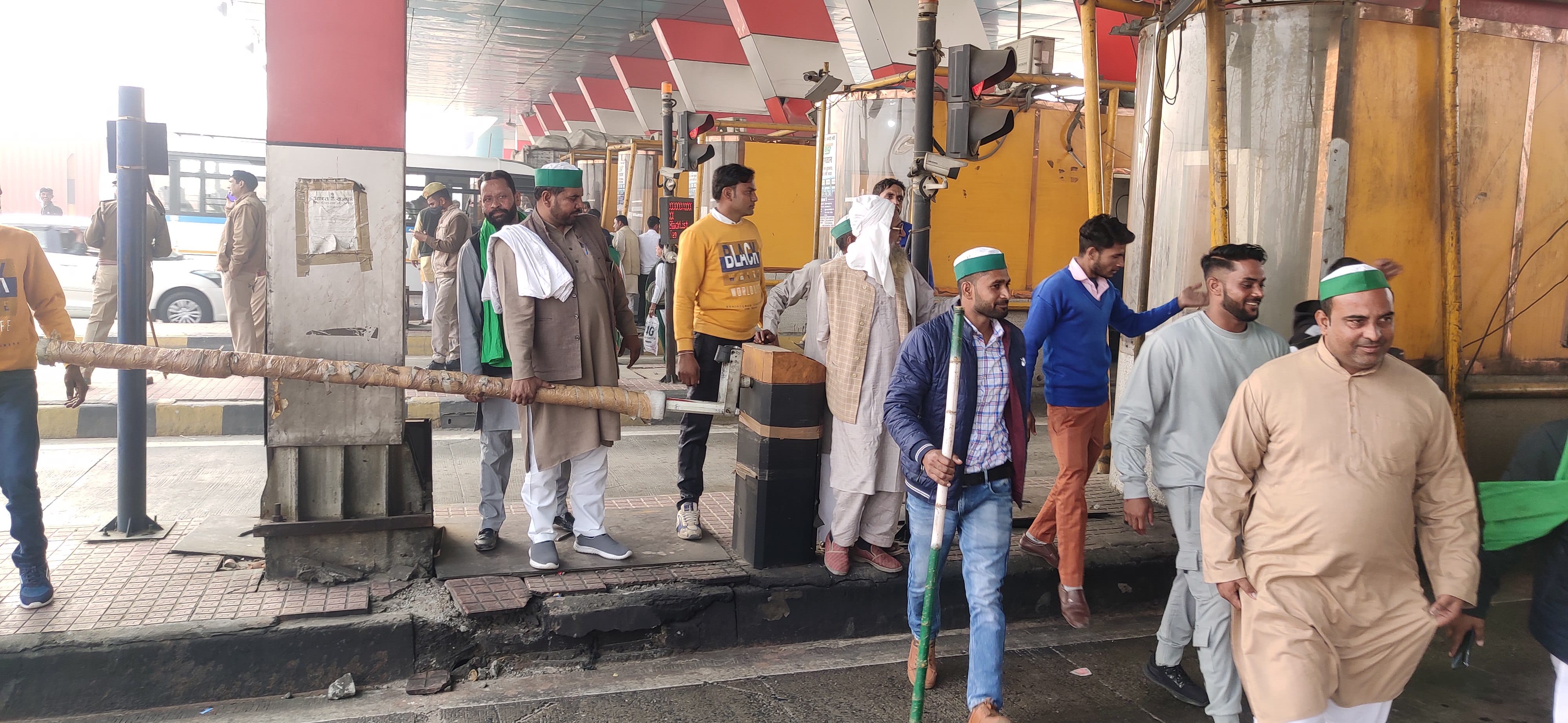 छिजारसी टोप प्लाजा के बैरियर को हटाकर वाहनों को फ्री निकलवाते भाकियू कार्यकर्ता। छिजारसी टोप प्लाजा के बैरियर को हटाकर वाहनों को फ्री निकलवाते भाकियू कार्यकर्ता।