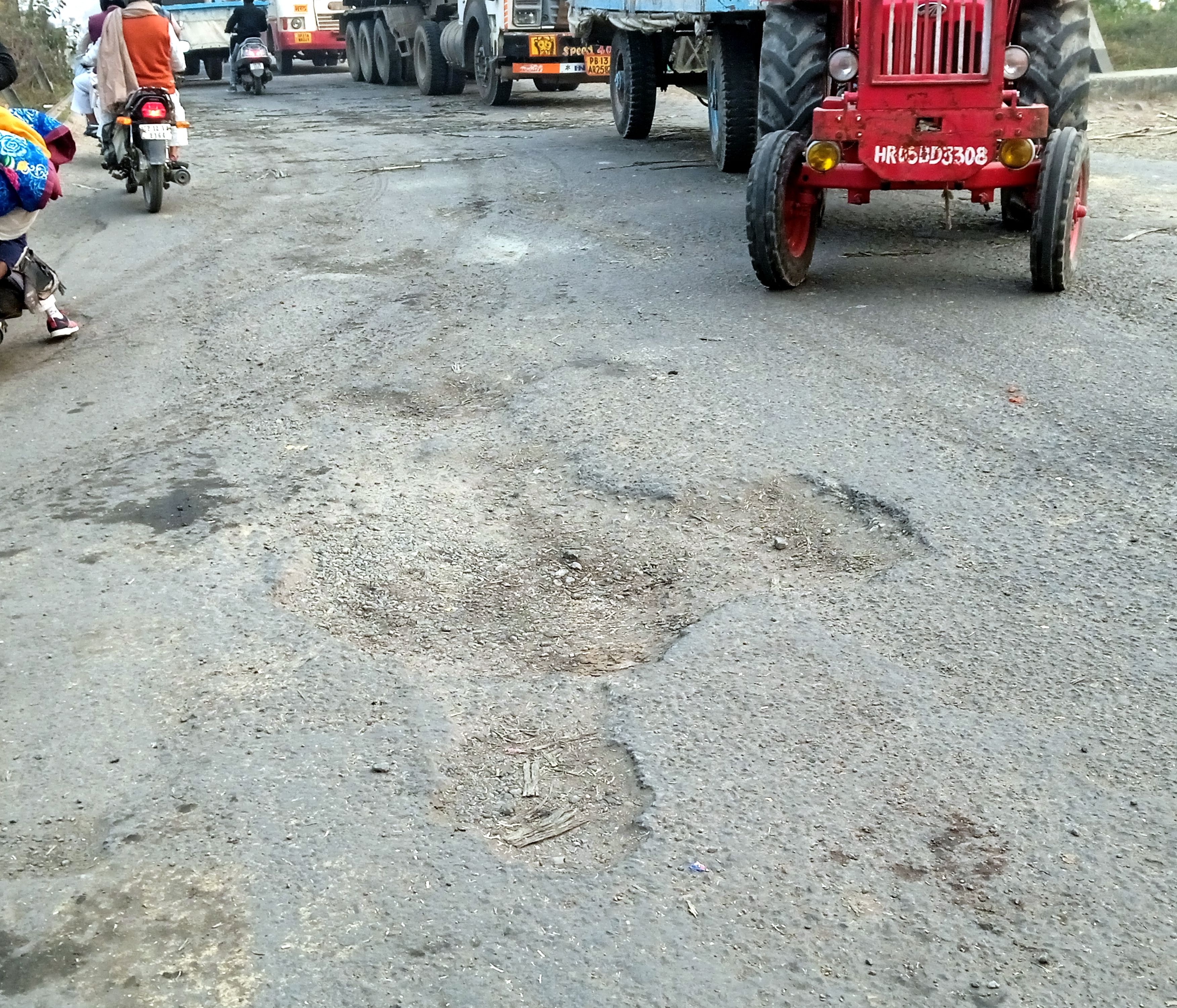 Jalan rusak di gerbang Shamli Budhana Jalan rusak di gerbang Shamli Budhana