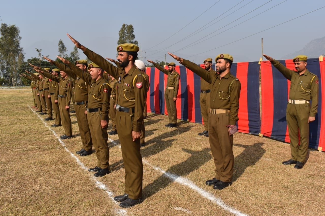जिला पुलिस लाइन रियासी में सविधान की शपथ ग्रहण करते हुए जवान।