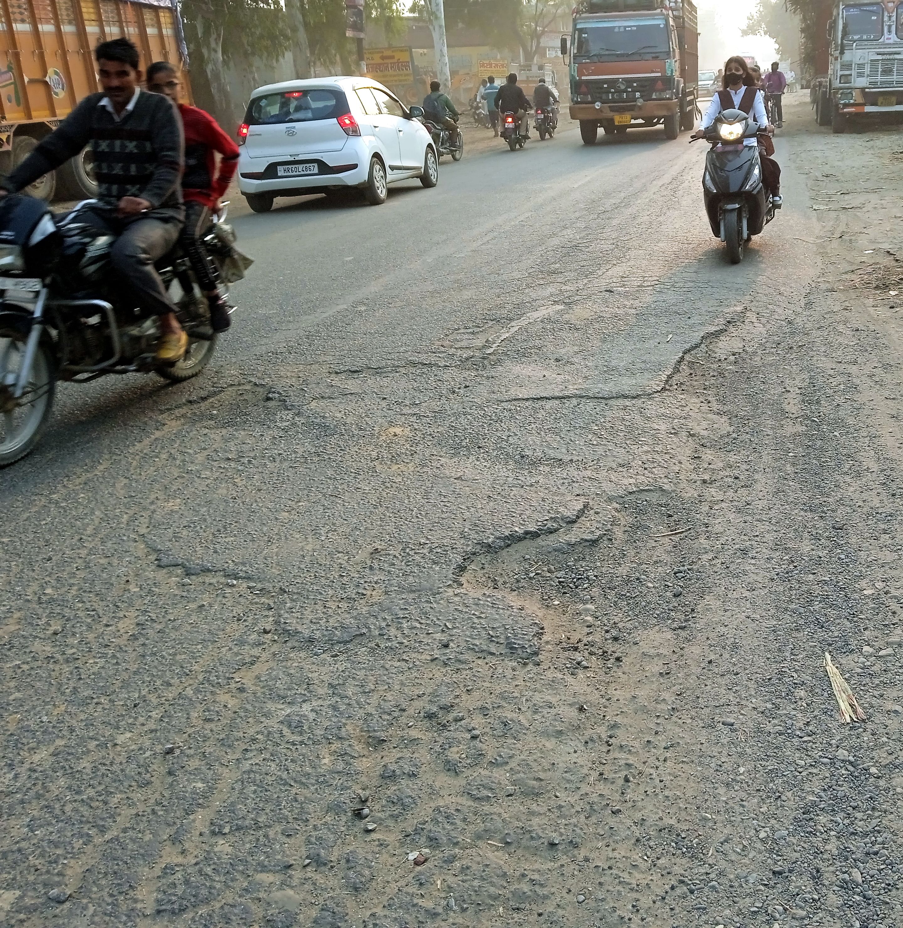 Jalan rusak di Jalan Shamli Kairana Jalan rusak di Jalan Shamli Kairana