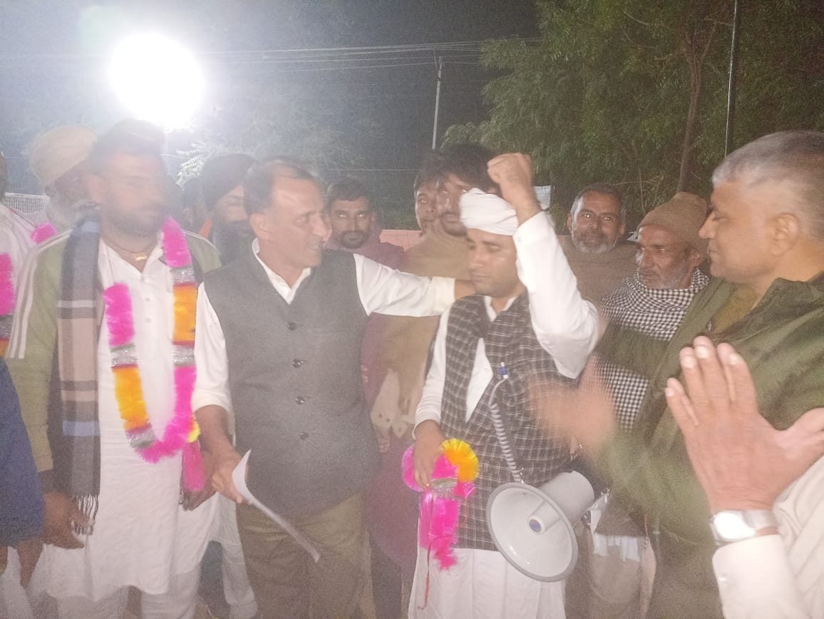 पानी की टंकी पर चढ़ने वाले किसान। पानी की टंकी पर चढ़ने वाले किसान।