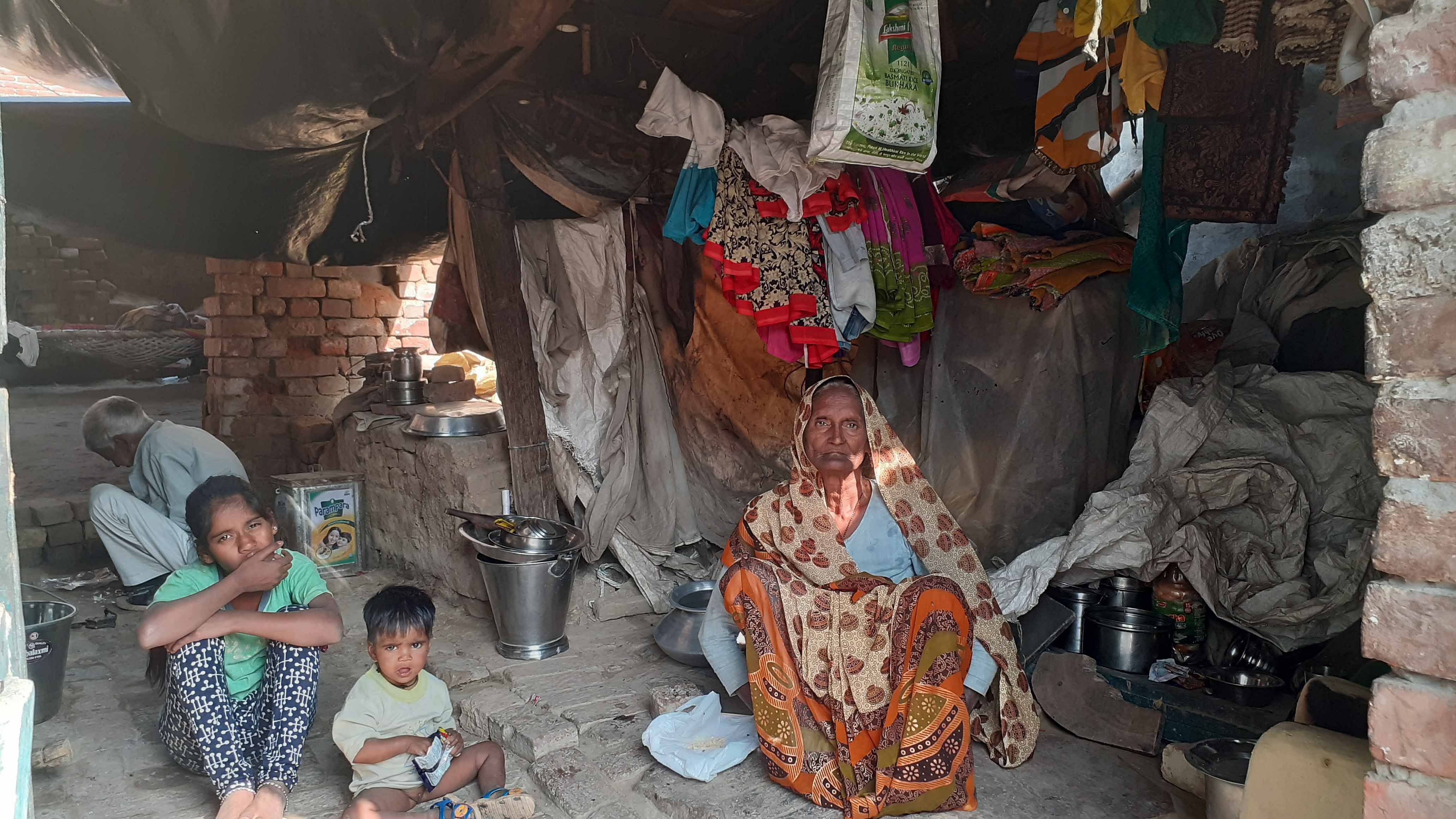Chironja Devi tinggal di bawah terpal di Mohalla Mamran. Chironja Devi tinggal di bawah terpal di Mohalla Mamran.