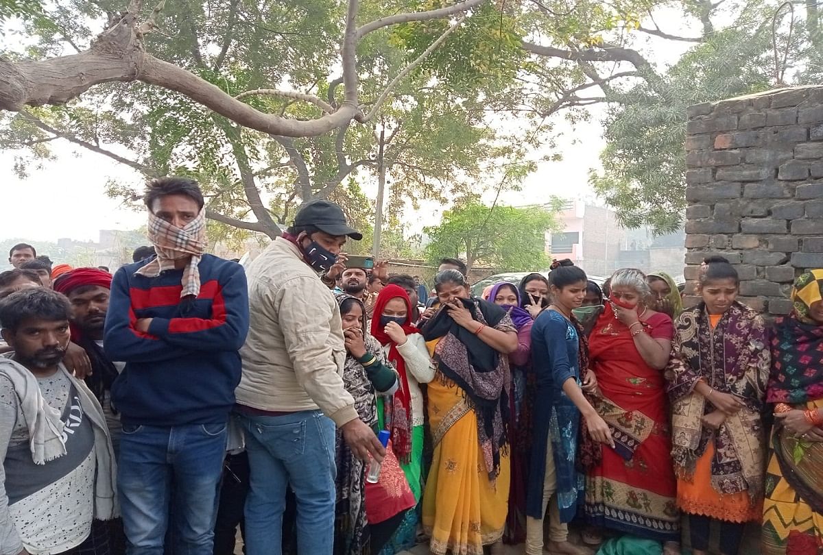 Prayagraj News :घटना के बाद मौके पर जुटी भीड़।