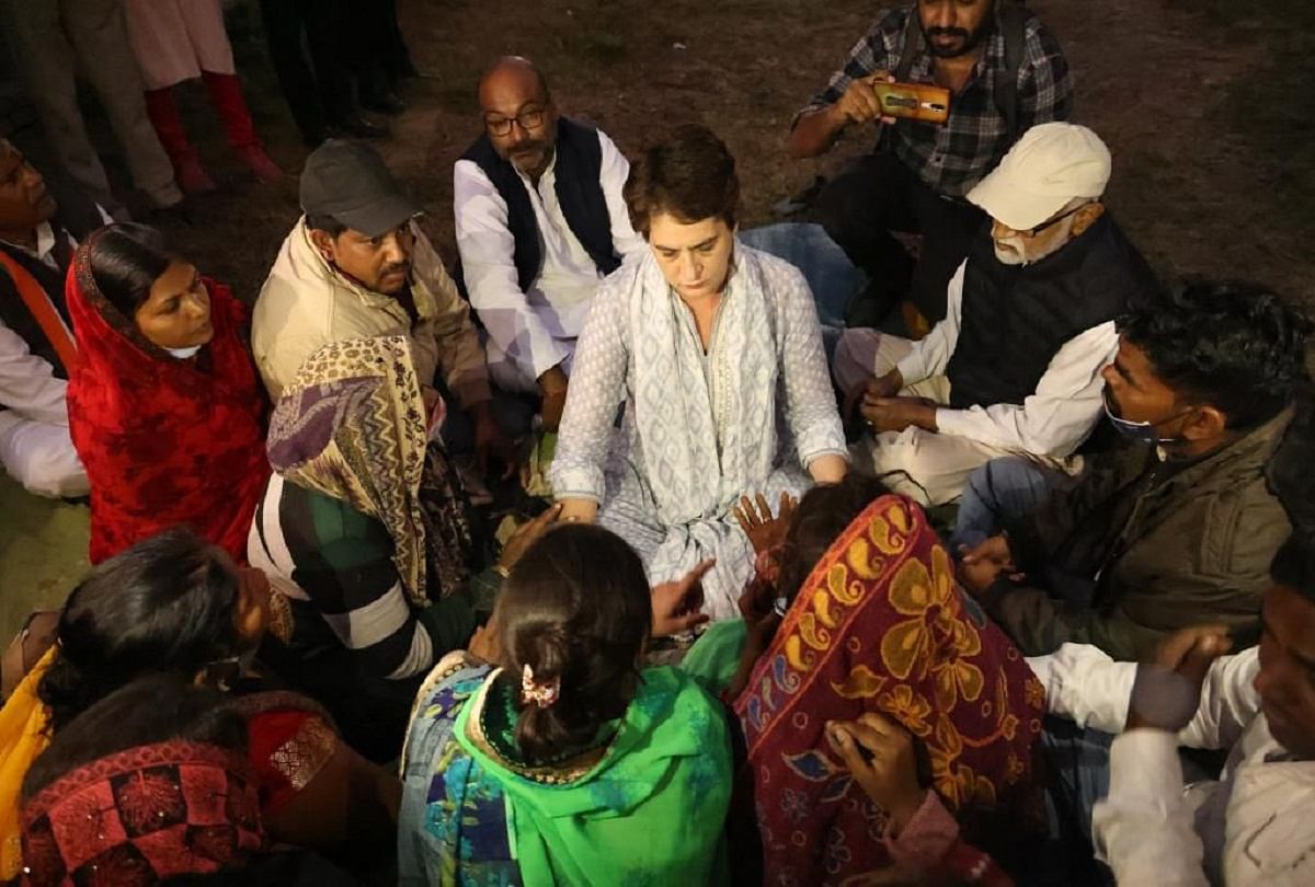 Prayagraj News :  गोहरी गांव में पीड़ित परिवार के साथ मुलाकात करतीं कांग्रेस महासचिव प्रियंका गांधी।