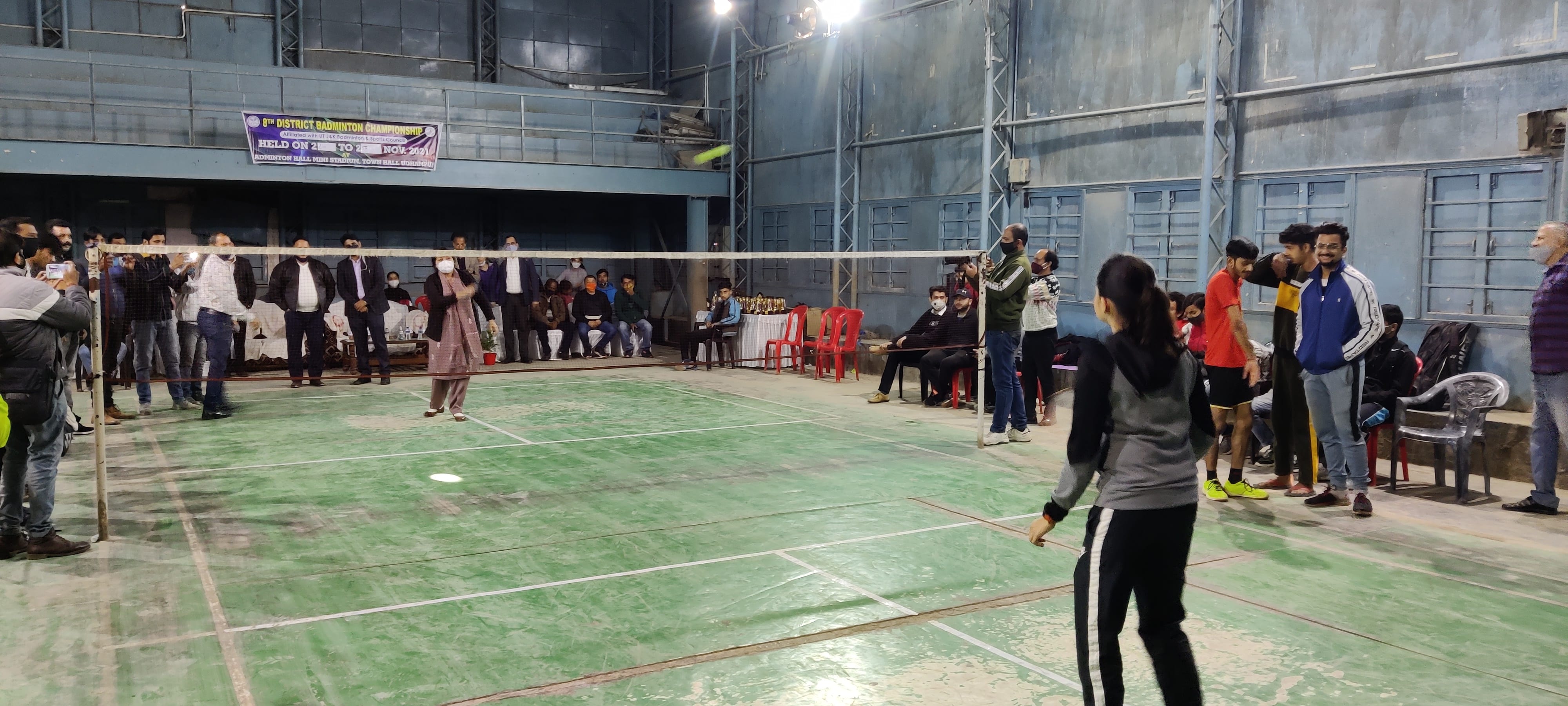 उधमपुर में बैडमिंटन टूर्नामेंट के समापन समारोह के दौरान बैडमिंटन खेलती डीसी इंदू कंवल चिब