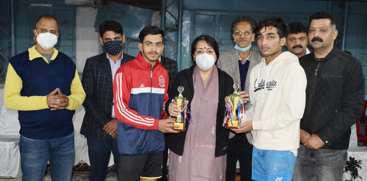उधमपुर में बैडमिंटन टूर्नामेंट के प्रतिभागियों को सम्मानित करती डीसी इंदू कंवल चिब