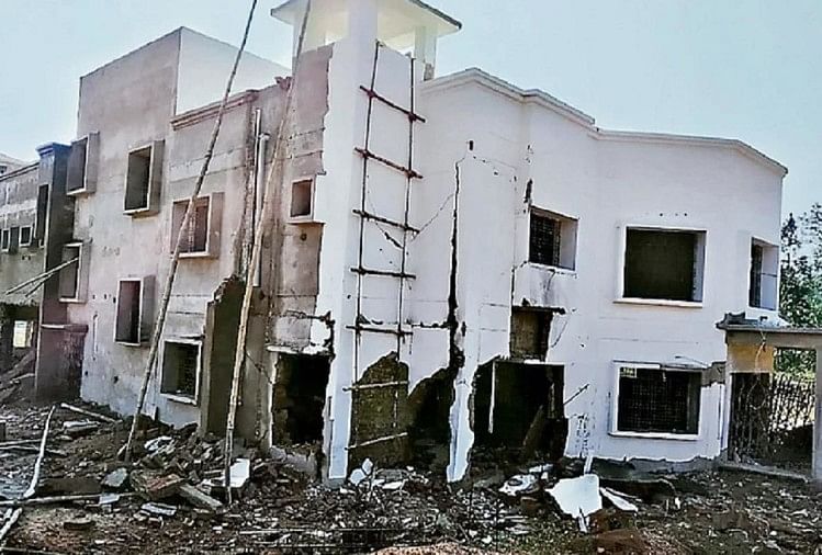 Naxalites Blast New Police Station Building By Bomb In Gumla - झारखंड: नक्सलियों ने सो रहे मजदूरों को बंधक बनाया, फिर नए पुलिस भवन को 200 किलोग्राम बम से उड़ाया - Amar