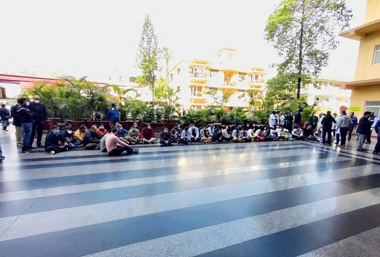 Uttarakhand: Dokter duduk di dharna di rumah sakit ibukota ini, kemarahan meletus karena tidak membayar gaji selama beberapa bulan Berita Uttarakhand: Dokter Duduk Di Dharna Di Rumah Sakit Dehradun Ini, Kemarahan Karena Gaji Tidak Dibayar Selama Beberapa Bulan